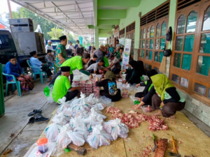 Ratusan Paket Daging Qurban, PCNU situbondo Distribusikan Hingga ke Daerah 3T